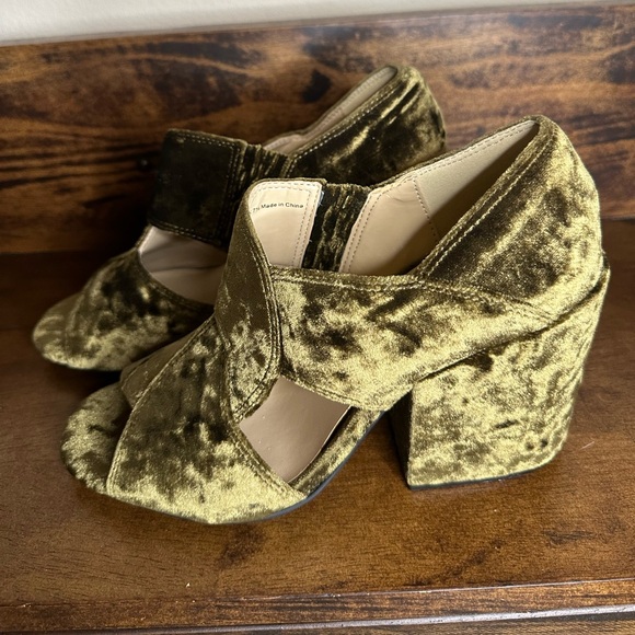 Cabi NWT Olive Green Velvet Block Heels SIZE 9 - Picture 2 of 14